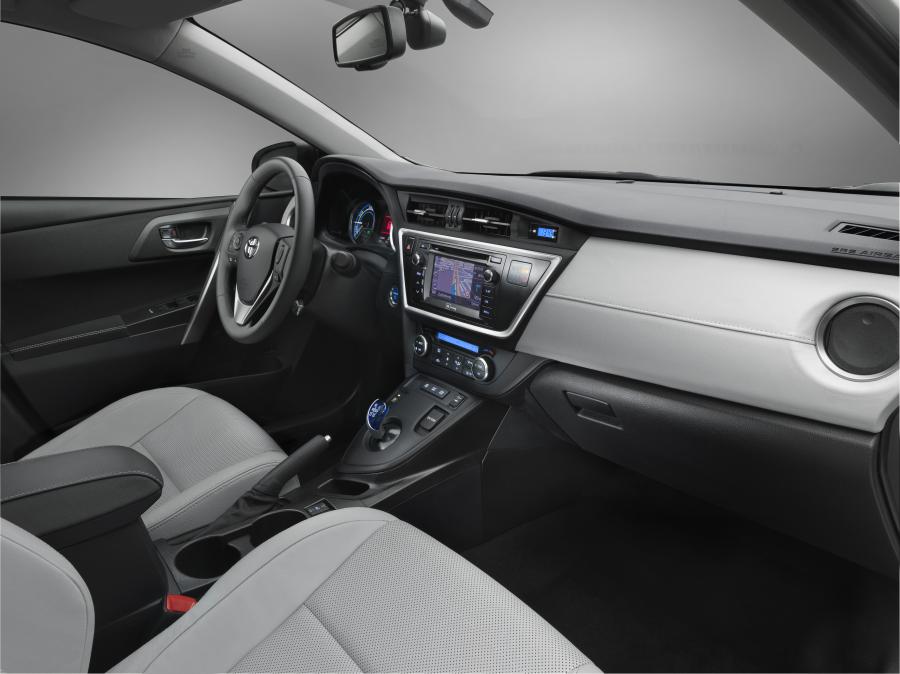  Toyota Auris Hybrid 2012 года  (фото 6 из 12)